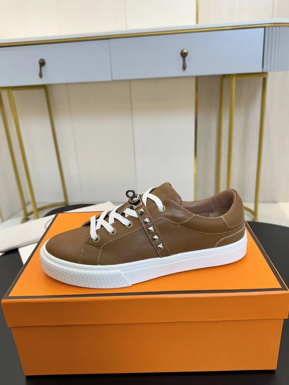 Men's Men's Shoes💰620❤️❤️❤️HERMES 2021 latest Kelly buckle white sneakers are online! The highest version on the market! Purchasing level quality! The H family rarely produces flat casual shoes, and they are styled with classic palladium-plated Kelly shoe buckles! Create a fashionable urban look that perfectly embodies the noble and elegant style of Hermès! Material selection: Fabric imported cowhide, lining + foot pads imported sheepskin, original molded TPU outsole, heavy gold molded kelly buckle full of texture Size: Female: 35-41 (41 is not returnable) Male: 39-45 (45 is not returnable)